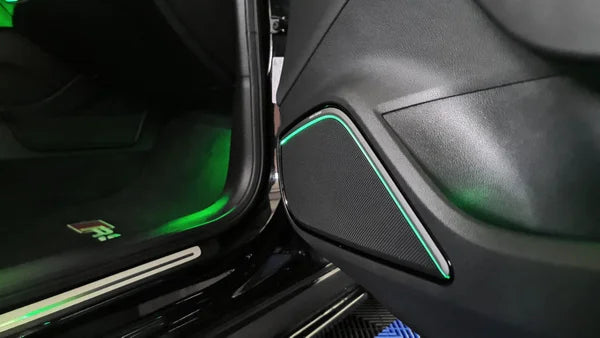 Éclairage d’ambiance LED vert sur porte intérieure d’Audi A3 avec finitions personnalisées.