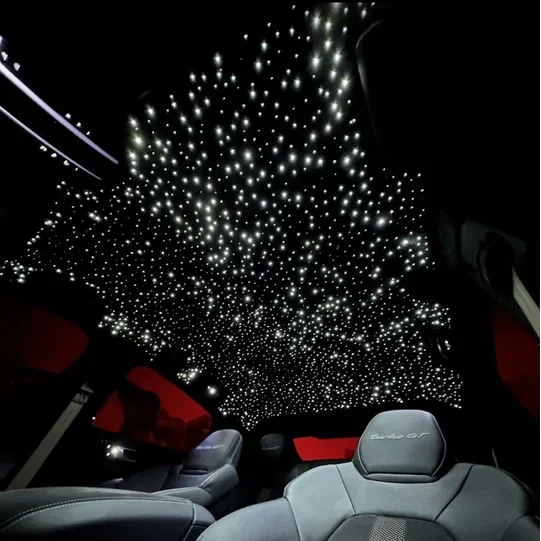 Plafond étoilé à LED illuminé dans l’habitacle d’une voiture moderne de luxe.