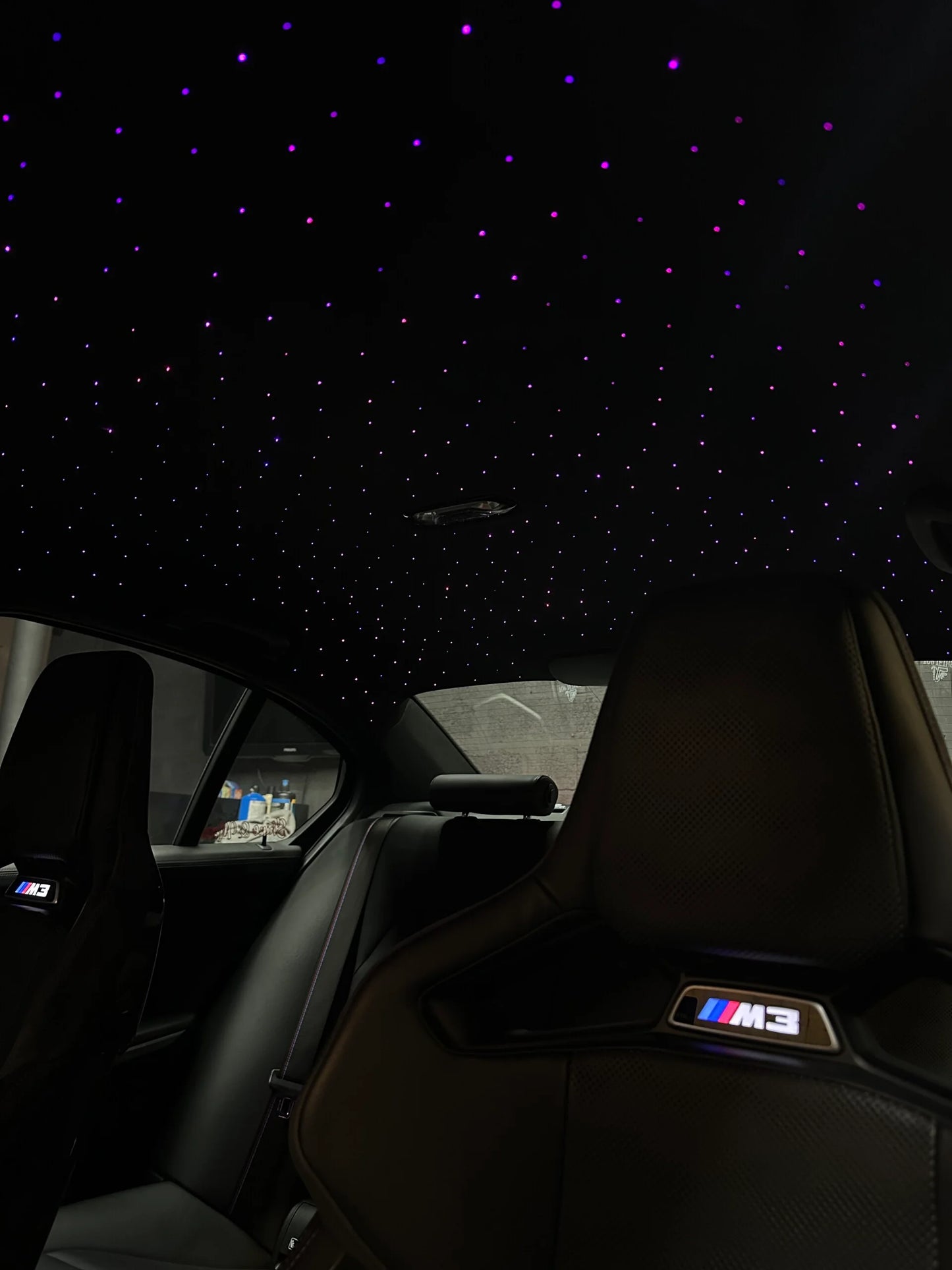 Intérieur de voiture avec ciel étoilé à LED et sièges sportifs noirs M3