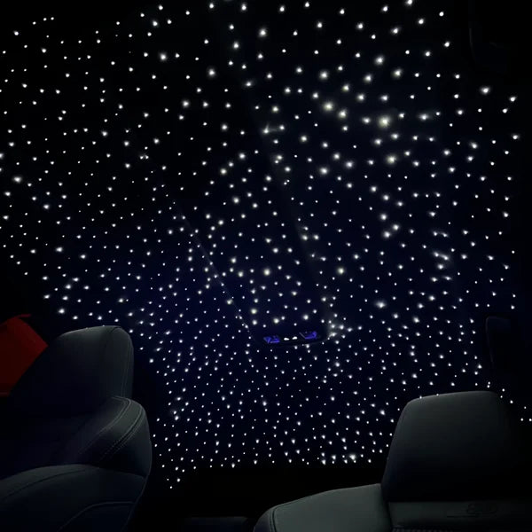 Plafond étoilé à LED dans l’habitacle d’une voiture, effet ciel étoilé personnalisé.