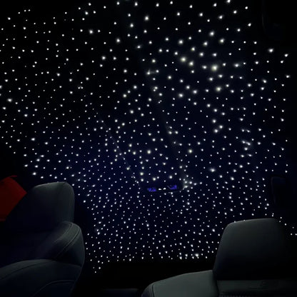 Plafond étoilé à LED dans l’habitacle d’une voiture, effet ciel étoilé personnalisé.