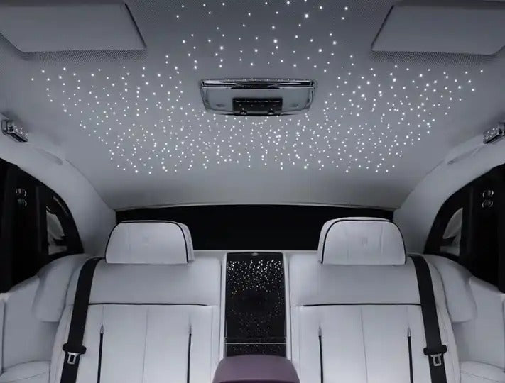 Intérieur de voiture luxe avec ciel étoilé LED, sièges blancs et éclairage d’ambiance moderne