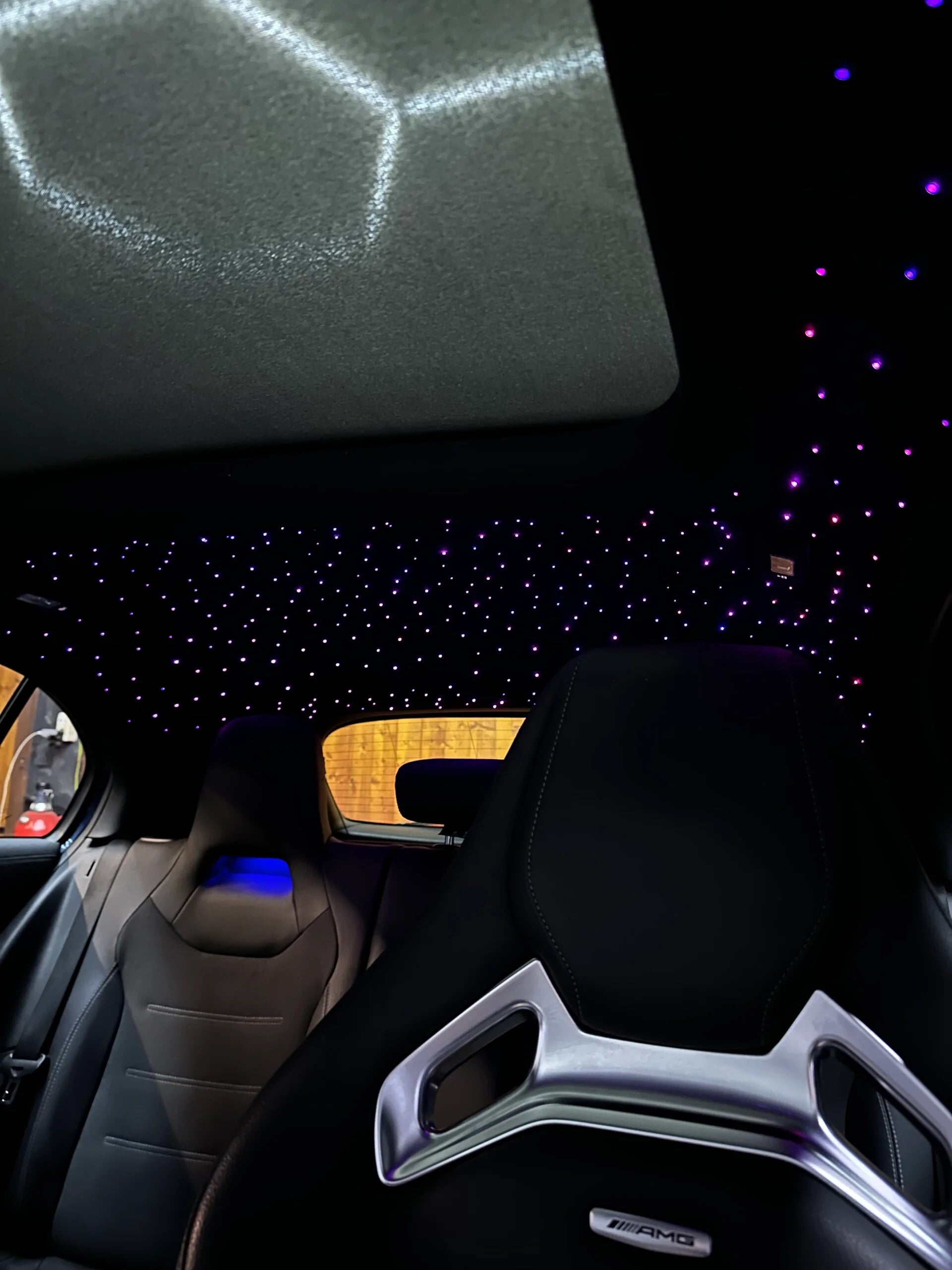 Intérieur de voiture avec ciel étoilé à LED et sièges sport élégants