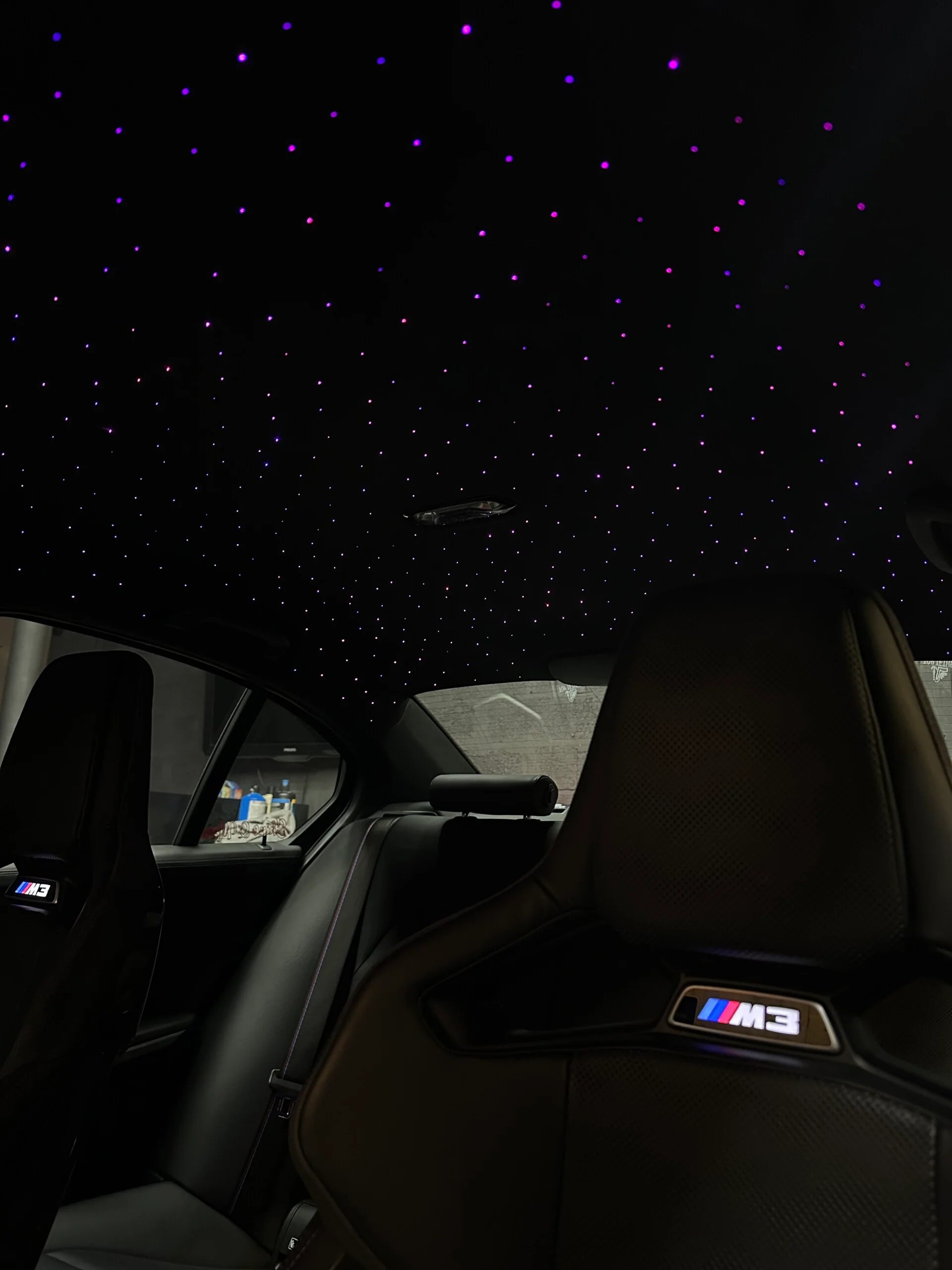 Intérieur de voiture avec ciel étoilé à LED et sièges sportifs noirs M3