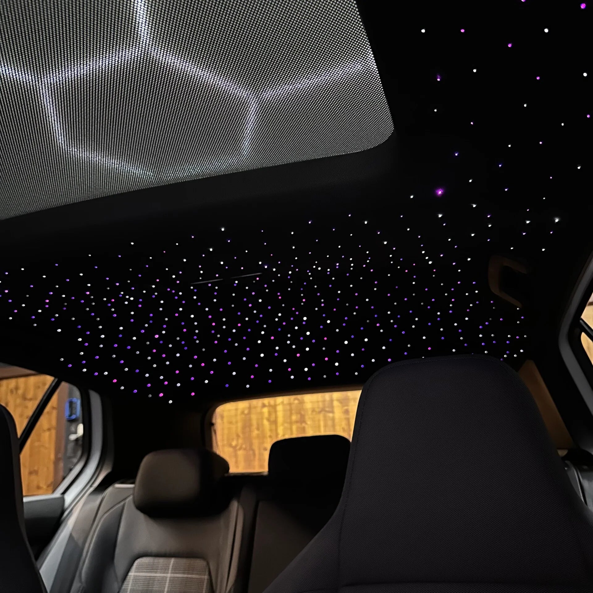 Ciel de toit étoilé LED dans l’habitacle d’une voiture moderne, éclairage d’ambiance luxueux.