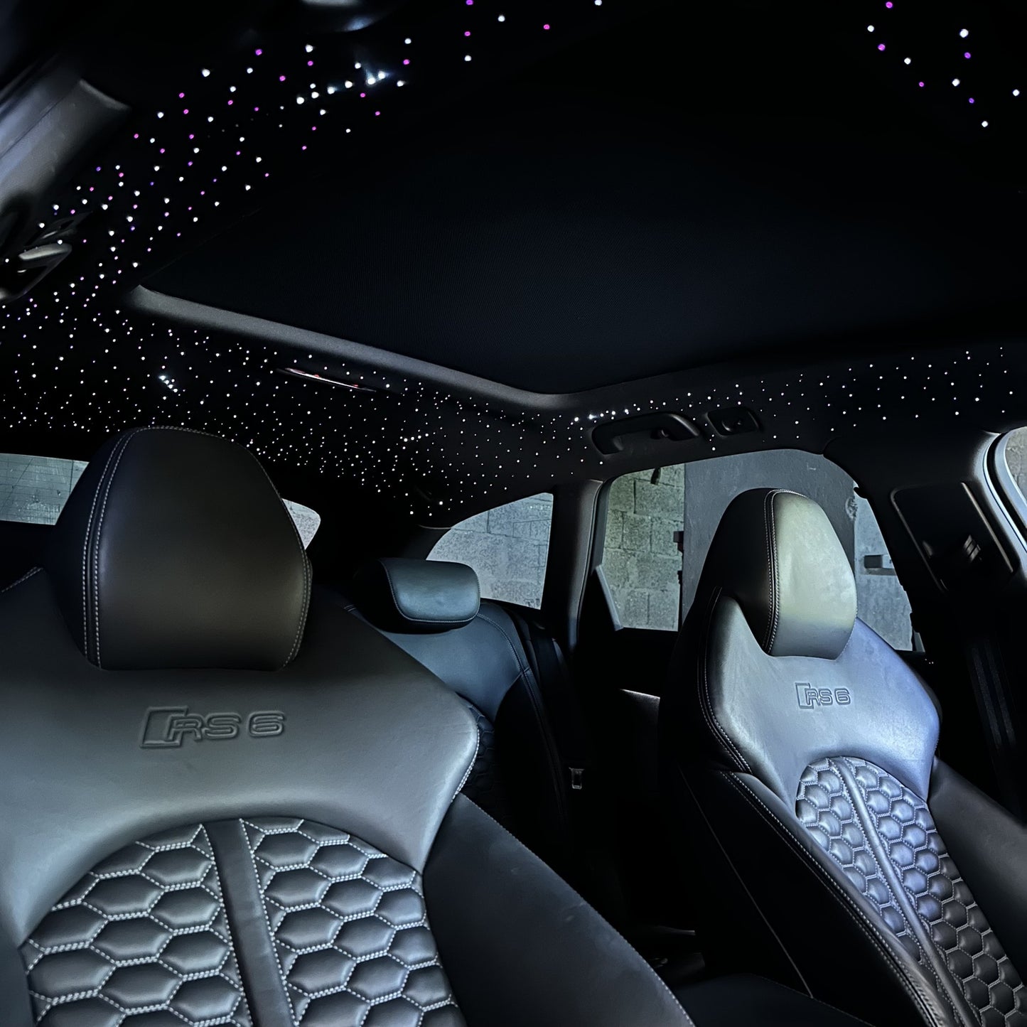 Intérieur de voiture avec ciel étoilé à fibre optique et sièges sport en cuir noir RS6