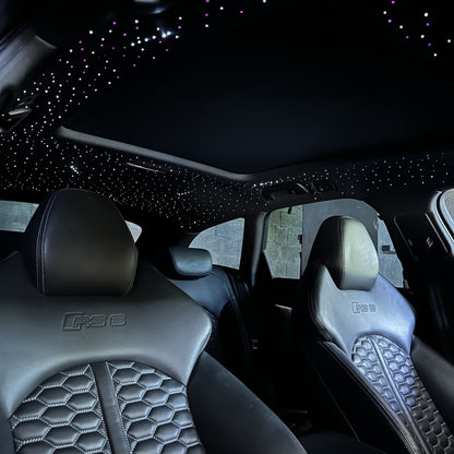 Intérieur de voiture avec ciel étoilé à fibre optique et sièges sport en cuir noir RS6