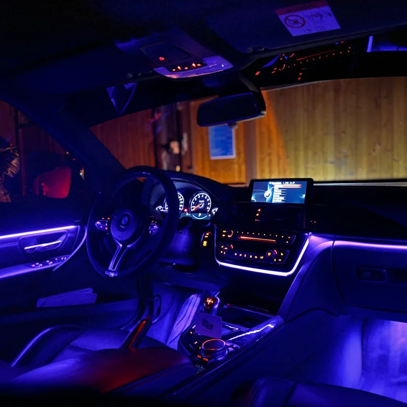 Intérieur de voiture moderne avec éclairage LED violet au sol et sur le tableau de bord