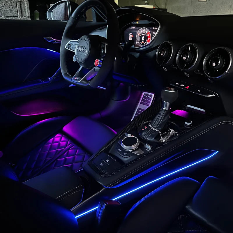 Intérieur de voiture avec éclairage LED d’ambiance violet et bleu, sièges en cuir noir